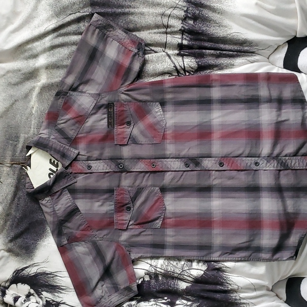 Casual short sleeve button down plaid shirt grey red medium
